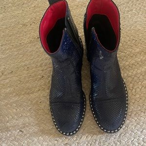 Moro boots. Snake skin texture. Navy blue.